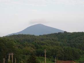 芦名沢より望む姫神山